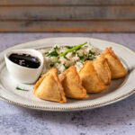 SAMOSA ΜΕ ΦΡΑΣΚΑ ΛΑΧΑΝΙΚΑ ΚΑΙ ΚΑΡΥ VEGAN